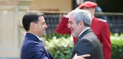 Pradales y Clavijo salud&aacute;ndose cari&ntilde;osamente al encontrarse.