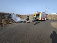 Bomberos sofocando el incendio.