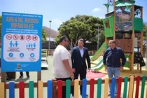 &Oacute;scar Noda y Rub&eacute;n Arcas en uno de los parques infantiles del municipio.