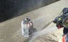Bomberos del Consorcio enfriando la bombona de gas en la que estaban localizadas las llamas.
