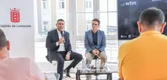 Oswaldo Betancort y H&eacute;ctor Fern&aacute;ndez durante la presentaci&oacute;n de los datos tur&iacute;sticos