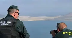 Dos agentes de la Guardia Civil en un operativo de vigilancia en el norte de Lanzarote. 