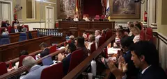 Parlamento de Canarias aprobando la votaci&oacute;n.