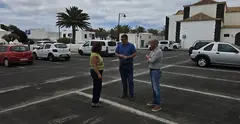 Isidro P&eacute;rez, Ra&uacute;l de Le&oacute;n y Marlene Romero en la parcela mejorada.