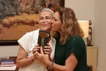 La artista recibiendo el cari&ntilde;o y el reconocimiento de la presidenta del Parlamento de Canarias