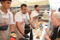 Omar Vi&ntilde;as en la feria del queso de Yaiza.