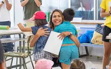 Maite Corujo junto a dos ni&ntilde;os del Campamento conciliador.