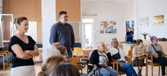 Isidro P&eacute;rez y Carmen Medina junto a los mayores del municipio.