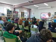 J&oacute;venes durante una charla impartida sobre la transformaci&oacute;n tur&iacute;stica de Puerto del Carmen.