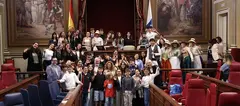 J&oacute;venes visitando el Parlamento de Canarias.