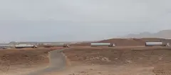 Imagen de los camiones que han transportado este mi&eacute;rcoles la infraestructura hasta Tinajo