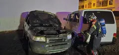 Estado en el que qued&oacute; el coche incendiado en la calle Tres de Mayo.