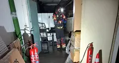 Bombero del Consorcio durante la intervenci&oacute;n.