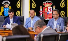 El alcalde de Arrecife, Yonathan de Le&oacute;n, y su primer teniente de alcalde, Echedey Eugenio, durante el pleno de este viernes