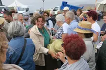 Olivia Duque saludando a los mayores que se desplazaron este viernes a la feria.