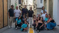 Concejales del Gobierno de Arrecife con los participantes en la creaci&oacute;n de las alfombras