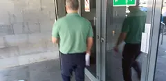 Imagen de la entrada de uno de los trabajadores implicados en la retirada de las multas al juzgado este martes por la ma&ntilde;ana