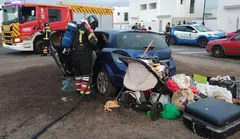 Materiales que sacaron los bomberos del coche incendiado en el barrio de San Francisco Javier.