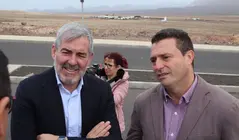 &Oacute;scar Noda con Fernando Clavijo durante su &uacute;ltima visita a Yaiza.