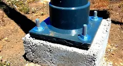 Imagen de los anclajes de una de las pol&eacute;micas farolas instaladas en Masdache