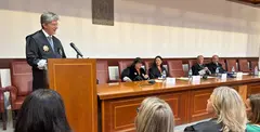 El abogado Carlos Vi&ntilde;a durante su discurso.