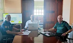 Pedro Viera con los responsables de la Guardia Civil y de la Polic&iacute;a Nacional.