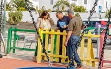 La alcaldesa, Olivia Duque, interes&aacute;ndose por el estado de las instalaciones.