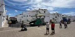 Imagen de las viviendas de Valterra en una fase de obras de asfaltado.
