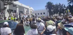Imagen de la gente concentrada este s&aacute;bado por la ma&ntilde;ana en la puerta del viejo Hospital Insular de Arrecife