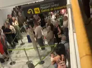 Cola en el control de pasaportes del Aeropuerto C&eacute;sar Manrique.