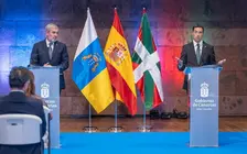 El presidente de Canarias, Fernando Clavijo, y el Lehendakari del Gobierno Vasco, Imanol Pradales.