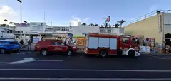 Bomberos del Consorcio de Seguridad y Emergencias junto a la farmacia.
