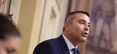 Oswaldo Betancort durante su intervenci&oacute;n en el Parlamento.