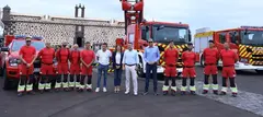 Los bomberos de Lanzarote que van a acudir al rescate con el gerente del Consorcio, Enrique Espinosa, la vicepresidenta del Cabildo, Mar&iacute;a Tovar, el presidente, Oswaldo Betancort, y el consejero del &Aacute;rea, Francisco J. Aparicio.