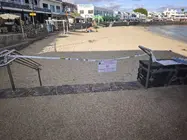 Cartel informando del cierre de la playa.