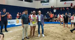 El representante de Caja 7 con el presidente de la Federaci&oacute;n Canaria de Lucha entregando el galard&oacute;n al capit&aacute;n del equipo vencedor