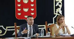 Oswaldo Betancort y Mar&iacute;a Jes&uacute;s Tovar en el Pleno del Cabildo.