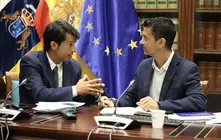 Marcos Bergaz junto al Director General de Infraestructuras Educativas del Gobierno canario Iv&aacute;n Gonz&aacute;lez.