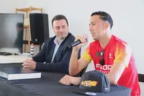 El alcalde y el triatleta Yerove Rodr&iacute;guez.