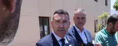 Oswaldo Betancort y Domingo Cejas atendiendo a los medios de comunicaci&oacute;n en la puerta del nuevo Servicio Integral del Agua.