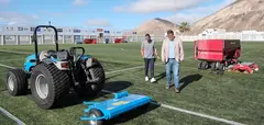 Isidro P&eacute;rez junto a Alexis Hern&aacute;ndez en el campo de fútbol.