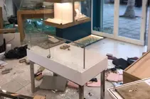 Interior del comercio afectado en Puerto del Carmen por el intento de robo.