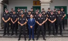 El director insular con los nuevos agentes.