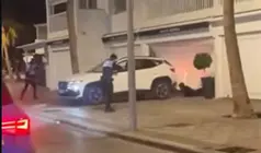 Momento de la detenci&oacute;n de los agentes de la Polic&iacute;a Local de T&iacute;as del individuo que entr&oacute; a robar en la joyer&iacute;a de Puerto del Carmen.