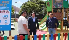 El alcalde de Yaiza escuchando atento las explicaciones sobre la situaci&oacute;n de los parques.