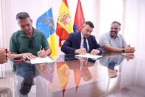 Alfredo Villalba y Oswaldo Betancort firmando el convenio de Lajares.