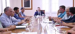 Isidro P&eacute;rez junto al resto de alcaldes en la Asamblea del Consorcio del Agua.