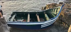 Patera en la que llegaron los inmigrantes a la zona de Arrieta y Punta Mujeres.