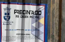 Precinto realizado hoy por agentes de la Polic&iacute;a Local de Arrecife en un taller de Chapa y Pintura en el barrio de Altavista, que carec&iacute;a de licencia 