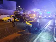 Cami&oacute;n de los bomberos junto al veh&iacute;culo accidentado.